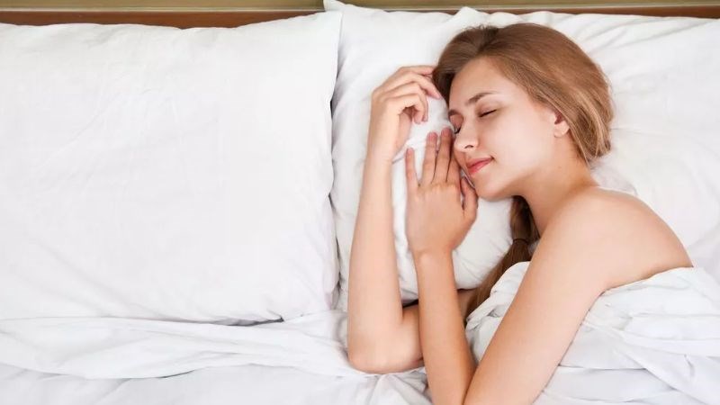 Ngủ nude giúp giảm căng thẳng và lo âu