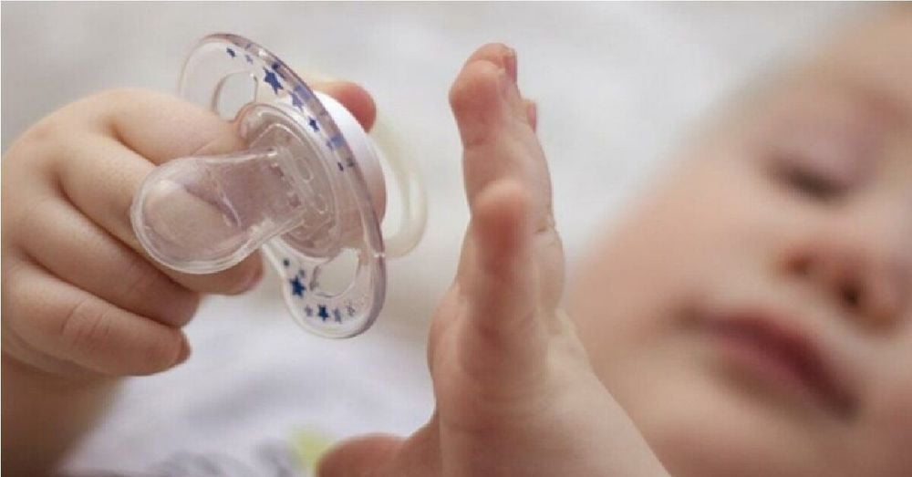Nếu quyết định sử dụng núm ngậm cho trẻ sơ sinh thì cha mẹ phải biết sử dụng đúng cách