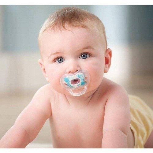 Có nên cho trẻ mút núm giả không?