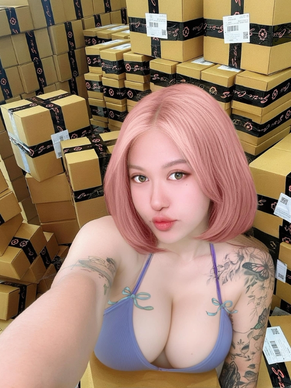 Áo yếm xám khoe khéo vòng một quyến rũ.