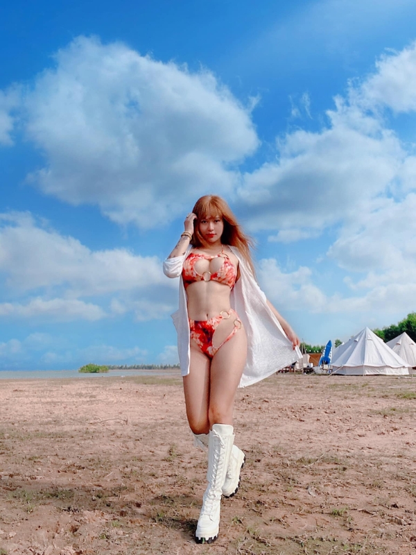 Bikini cam cháy khoe dáng sexy bốc lửa.