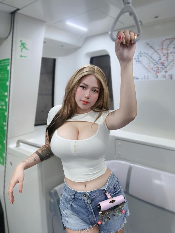 Tạo dáng ấn tượng trước biệt thự sang trọng.