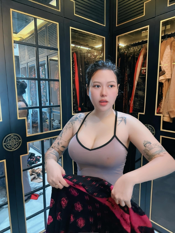 Outfit đen gợi cảm với thần thái cuốn hút.