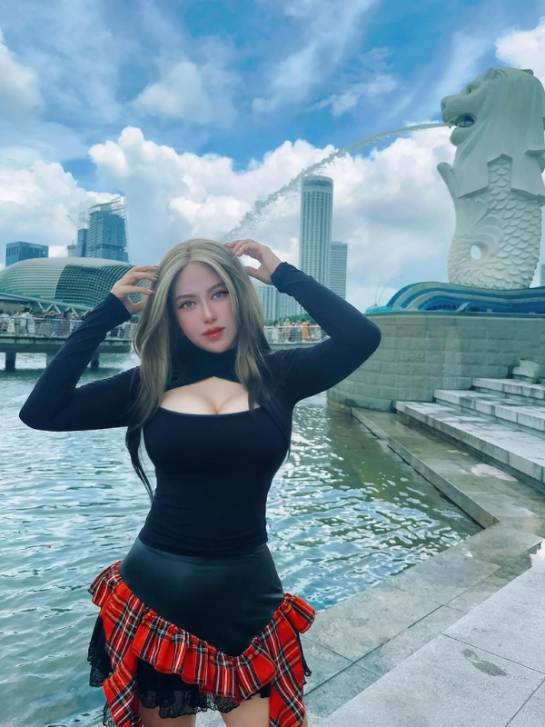 Áo đen gợi cảm, phong cách sang chảnh.