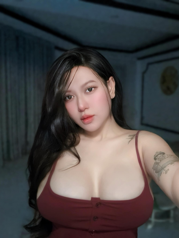 Áo đen gợi cảm, phong cách sang chảnh.