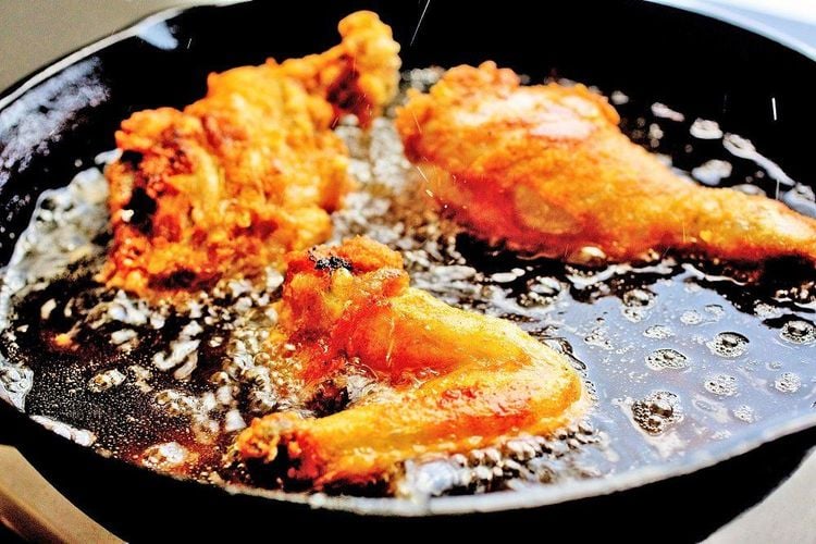 Dầu hydro hóa được dùng trong các món chiên rán giúp tạo độ giòn