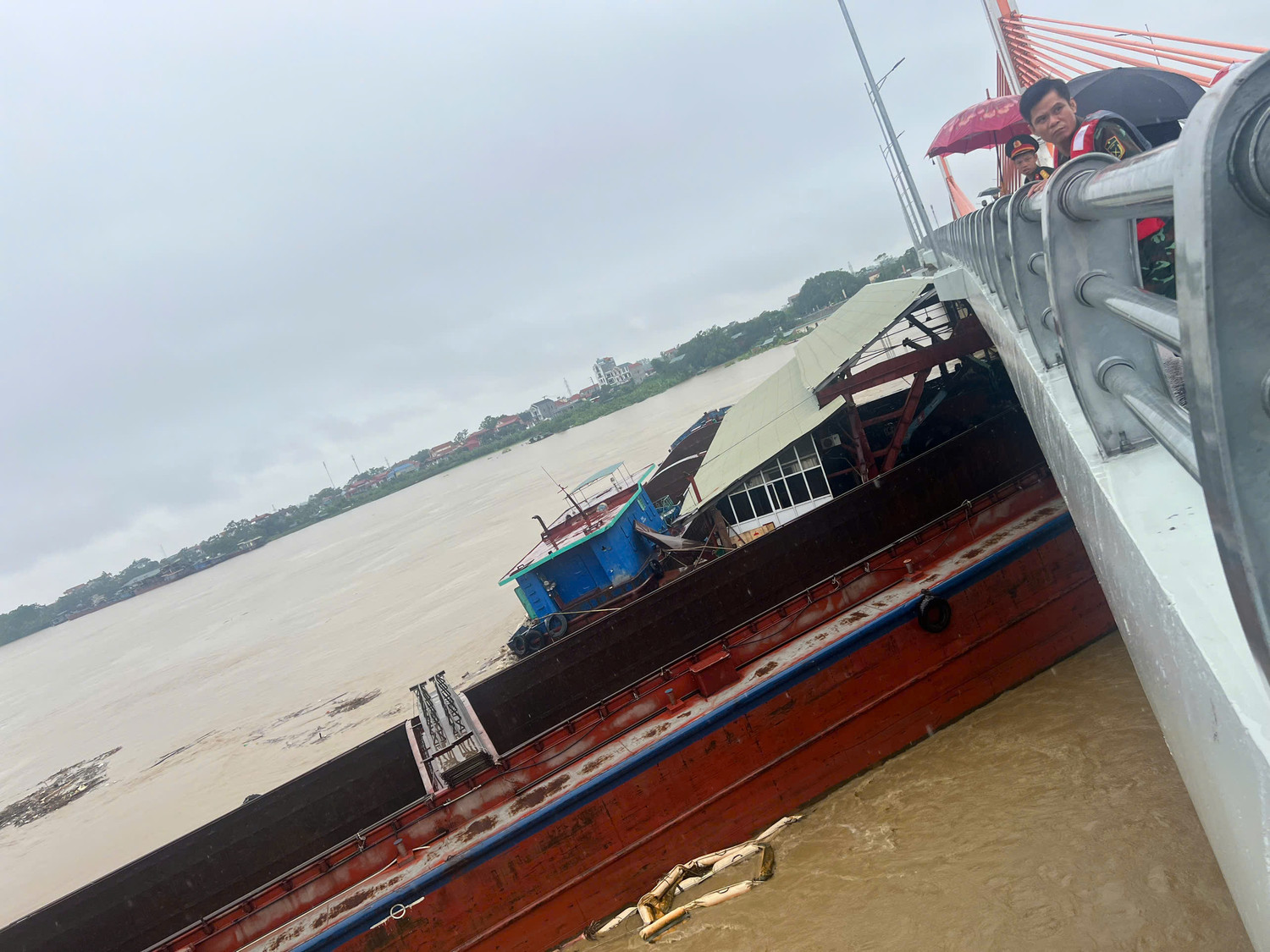 Nước sông Lô dâng cao khiến nhiều sà lan mắc kẹt không thể di chuyển qua gầm cầu Vĩnh Phú.