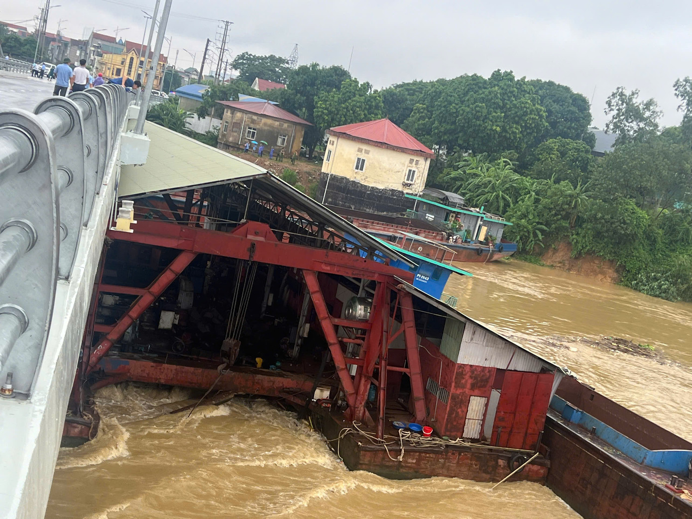 Một sà lan mắc kẹt tại cầu.