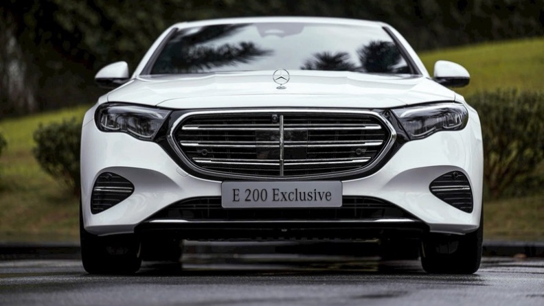 E200 Exclusive 2025 Da Nang 1 SO SÁNH CÁC PHIÊN BẢN MERCEDES E-CLASS 2025: E200 EXCLUSIVE VÀ E300 AMG. MUA XE NÊN CHỌN PHIÊN BẢN NÀO?