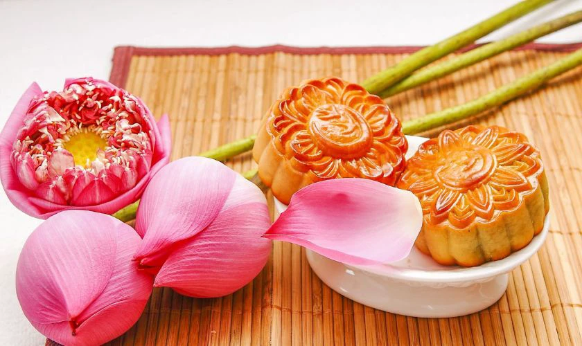 Bánh Trung Thu và hoa sen