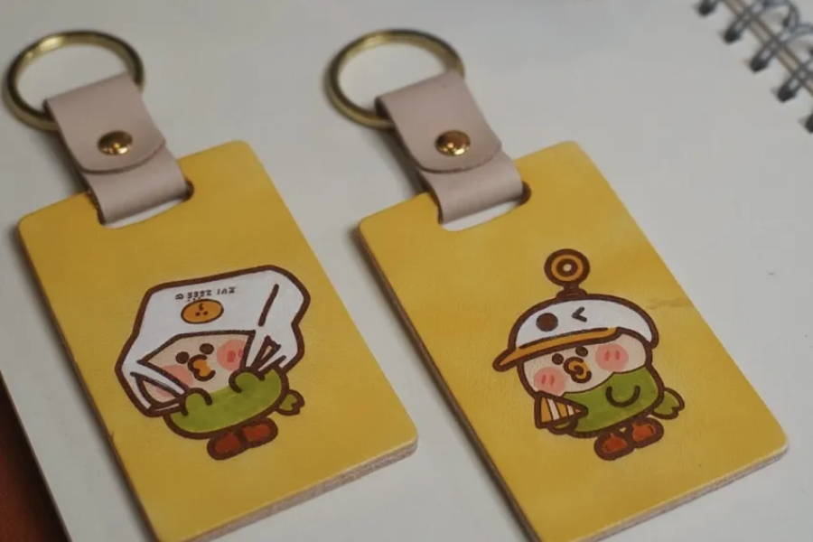 Đặt móc khóa da vẽ ảnh hoặc khắc tên làm quà sinh nhật troll độc đáo (Ảnh: MINH Leather VN | CHUS)