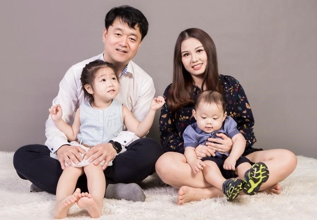 25+ Cách Tạo Dáng Chụp Ảnh Gia Đình 4 Người Siêu Đẹp, Siêu Dễ