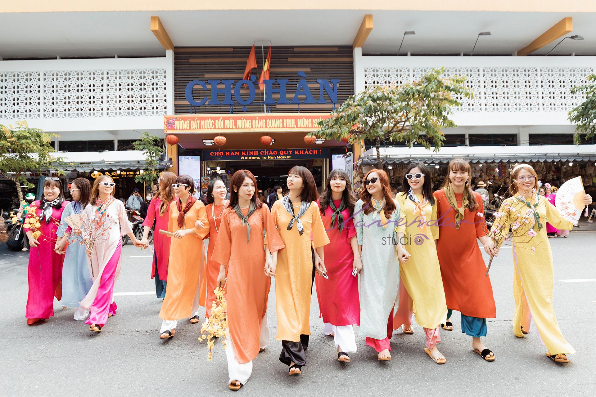 Mẹo tạo dáng chụp ảnh áo dài Tết cùng nhóm bạn đi chơi ở chợ tự nhiên