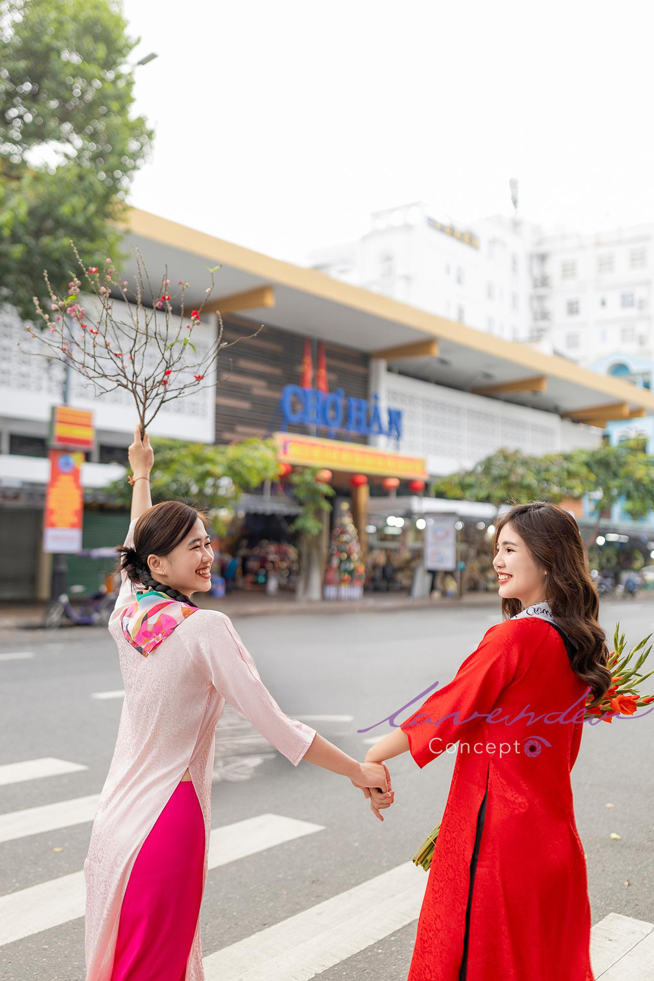 Tạo dáng chụp ảnh áo dài Tết cùng nhóm bạn bè