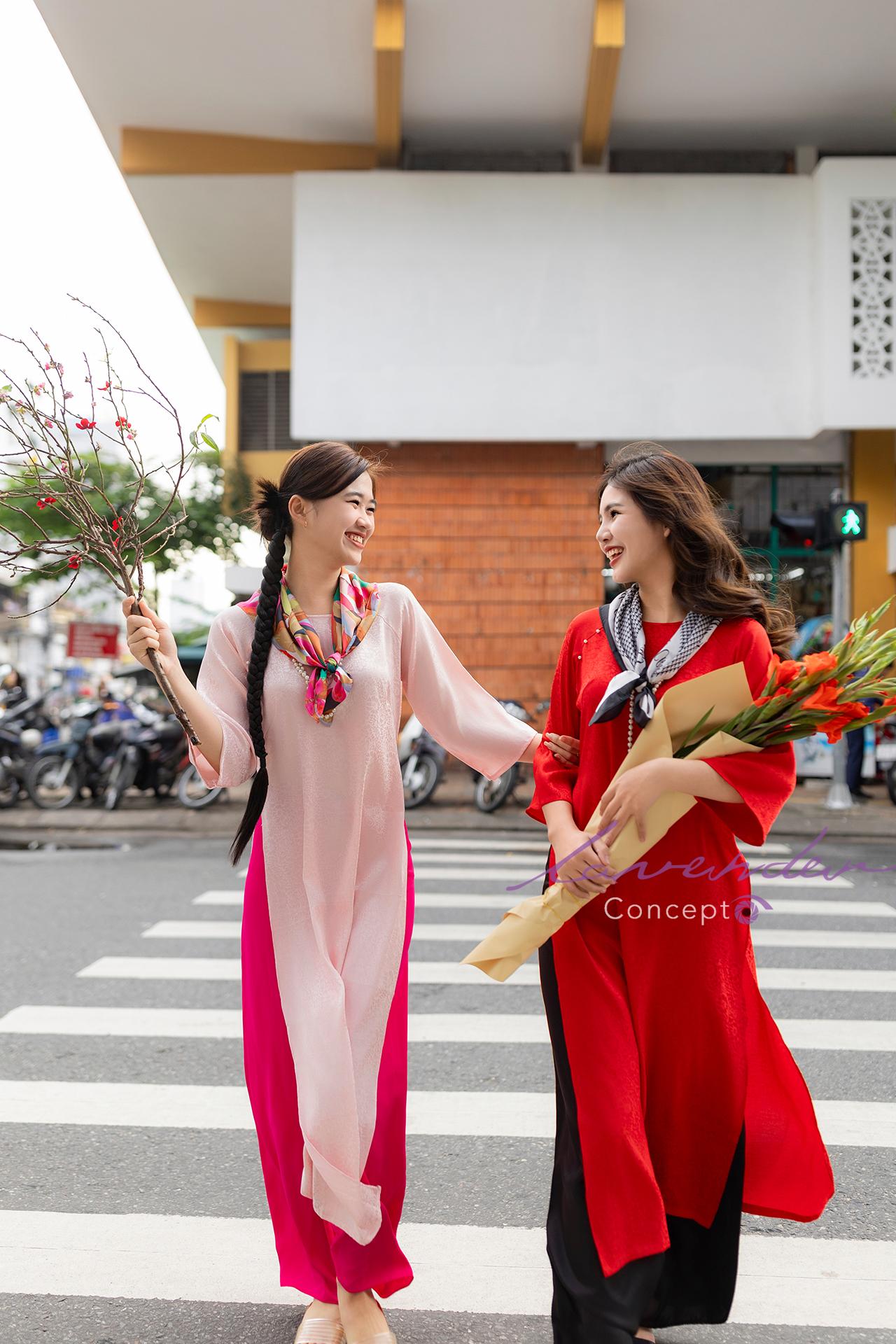 Tạo dáng đằng sau áo dài Tết chụp ảnh cùng bạn thân