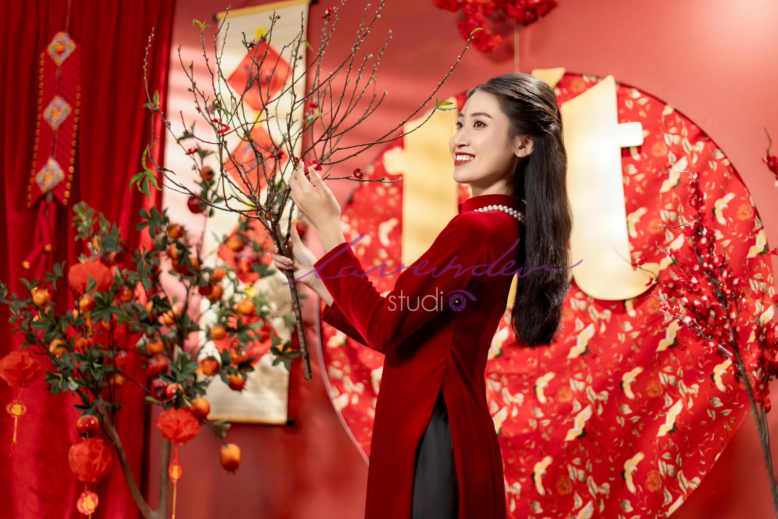 Tạo dáng chụp ảnh Tết với tà áo dài bay trong gió