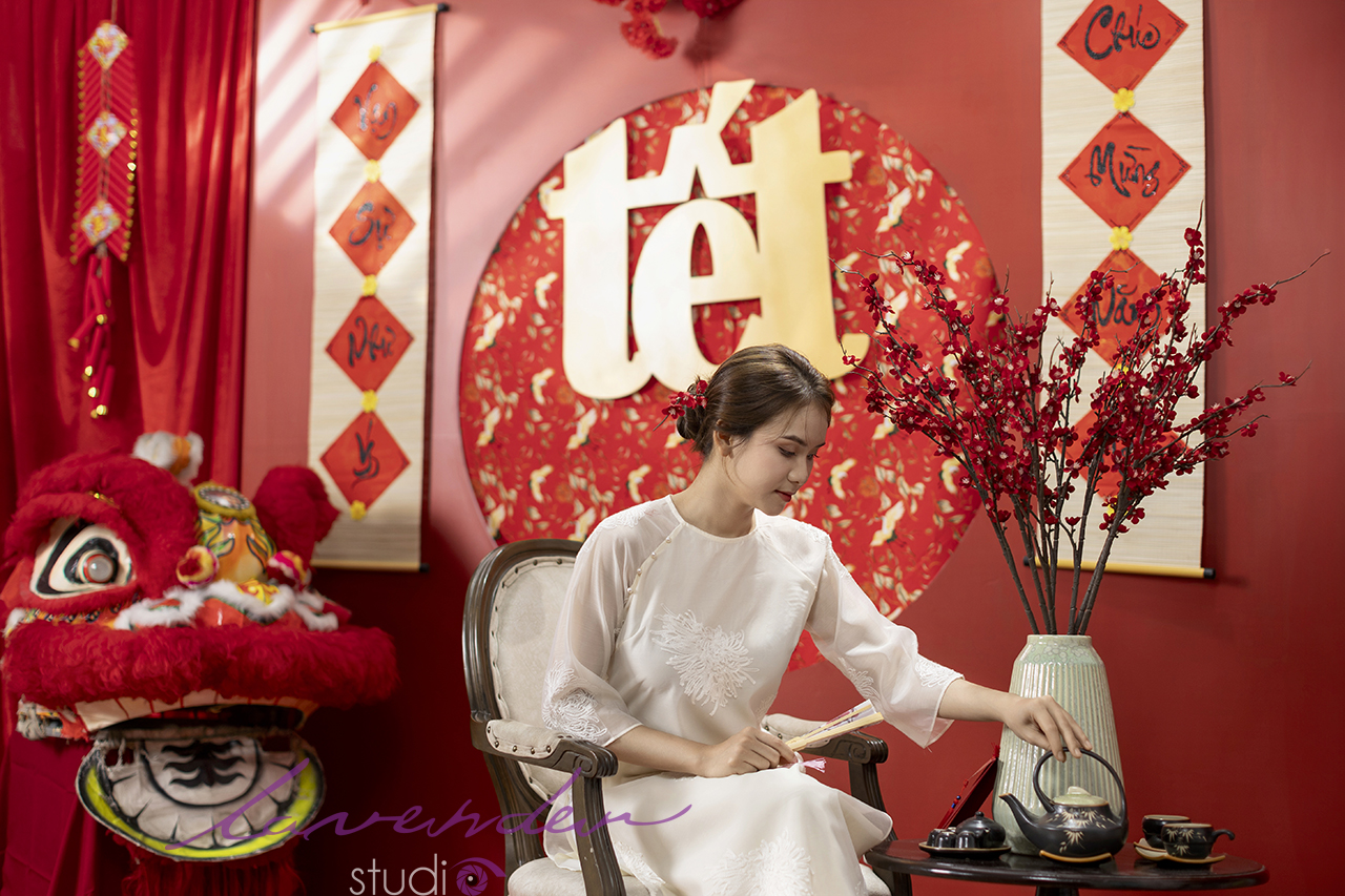 Cách tạo dáng đứng bên cạnh hoa mai chụp ảnh Tết với áo dài