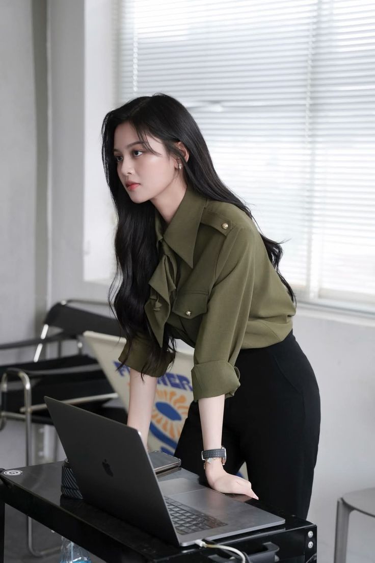 Khoảnh khắc thanh thoát giữa không gian văn phòng