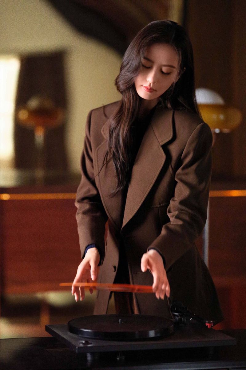 Dáng dựa nhẹ vào bàn làm việc tinh tế