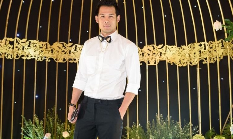 Tạo dáng đứng chỉnh cổ tay áo