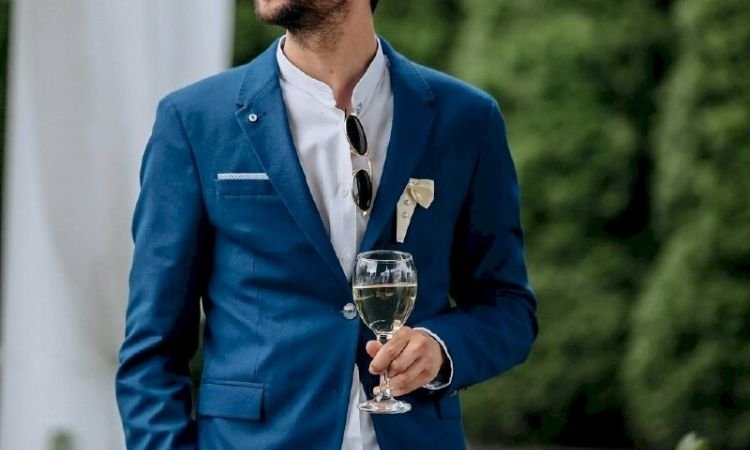 Cầm phụ kiện như ly rượu, điện thoại hoặc túi xách