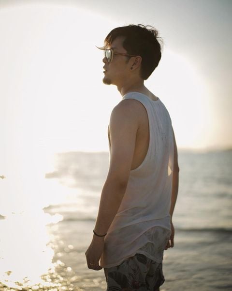 Top 14 kiểu tạo dáng chụp ảnh biển cực đẹp cho mọi lứa tuổi