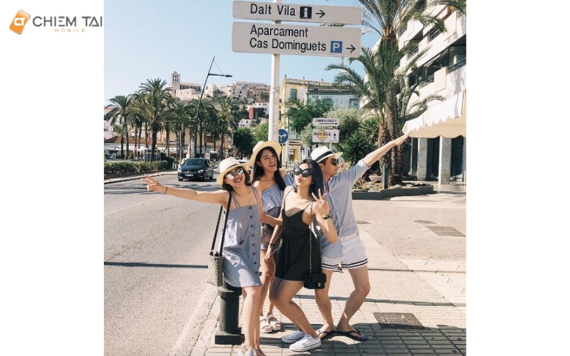 Chụp hình nhóm 4 người mỗi người 1 kiểu