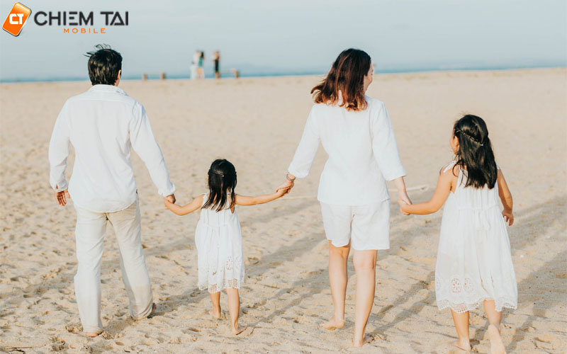 Tạo dáng chụp hình kiểu nắm tay nhau 