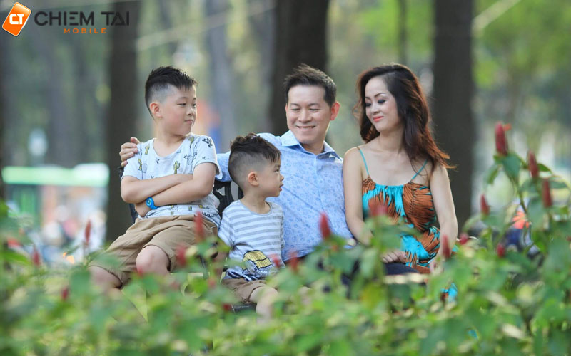 Tạo dáng chụp hình 4 người ở ngoài trời