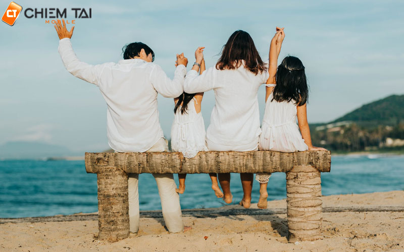 Tạo dáng chụp ảnh nhóm 4 người từ đằng sau