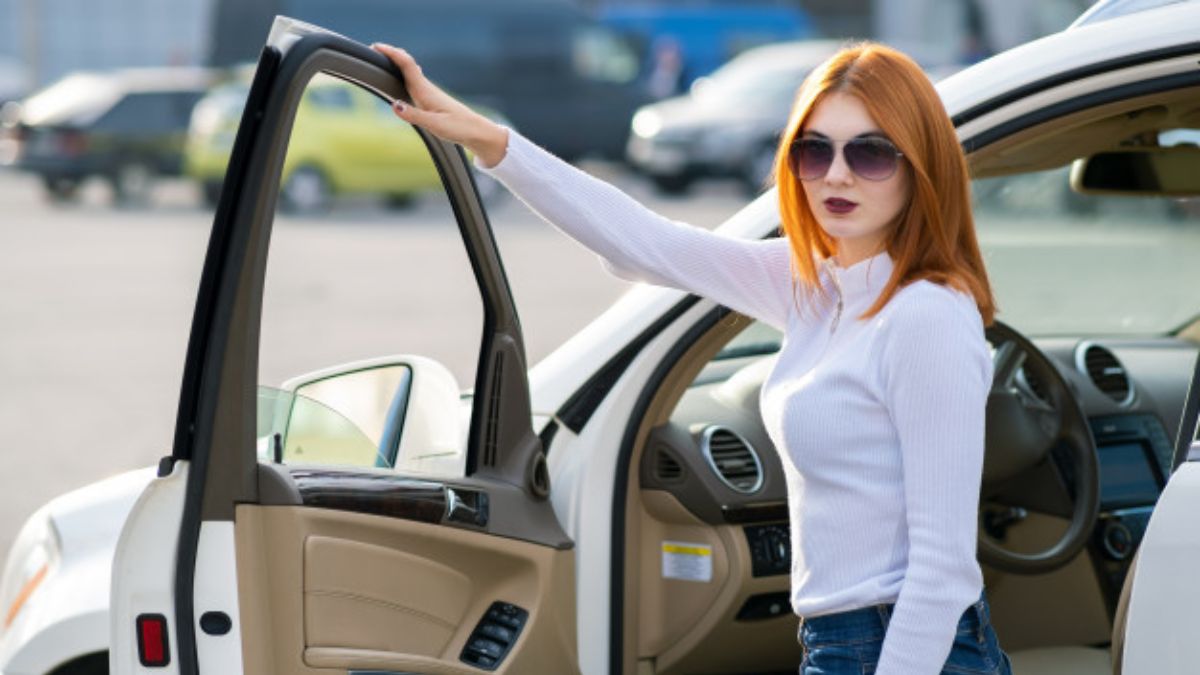 Tạo dáng chụp ảnh với ô tô tại cửa dành cho nữ