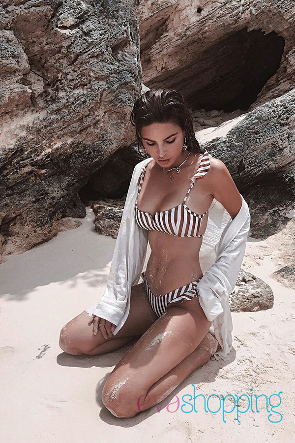 tạo dáng chụp bikini quỳ gối trên cát vô cùng gợi cảm