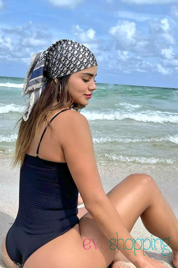 cách chụp bikini dáng ngồi co chân trên biển