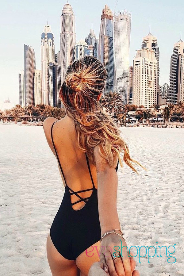 Ảnh mặc bikini chụp sau lưng trên cát biển + follow me