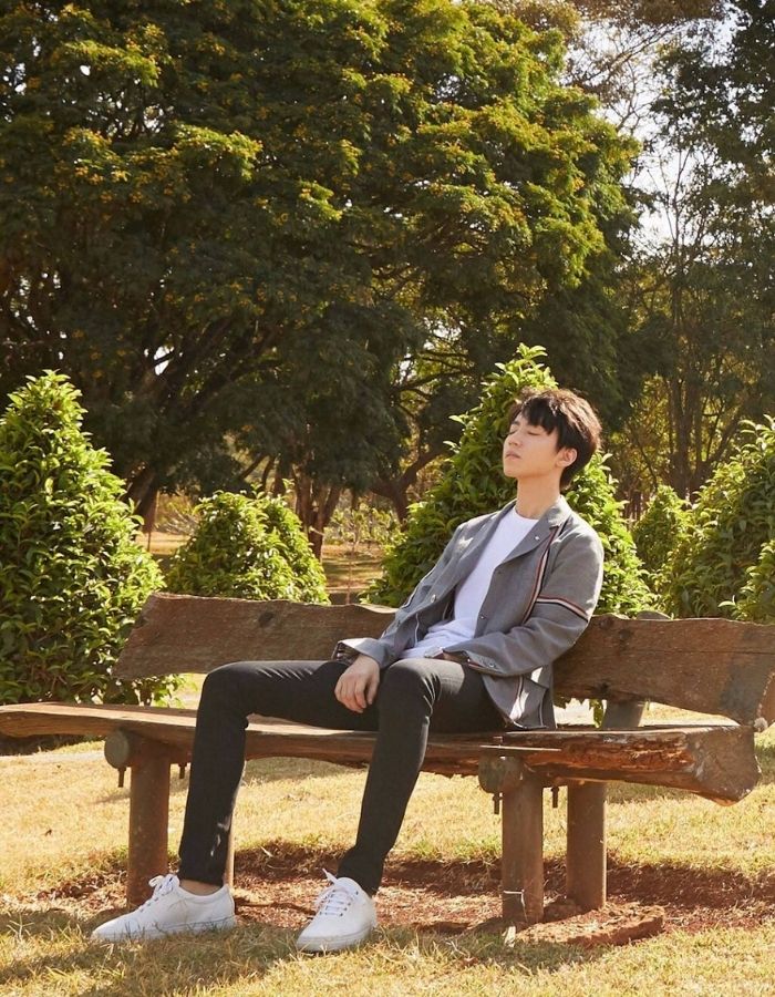 Ghế sân trường là địa điểm được nhiều chàng trai sử dụng khi chụp kỷ yếu