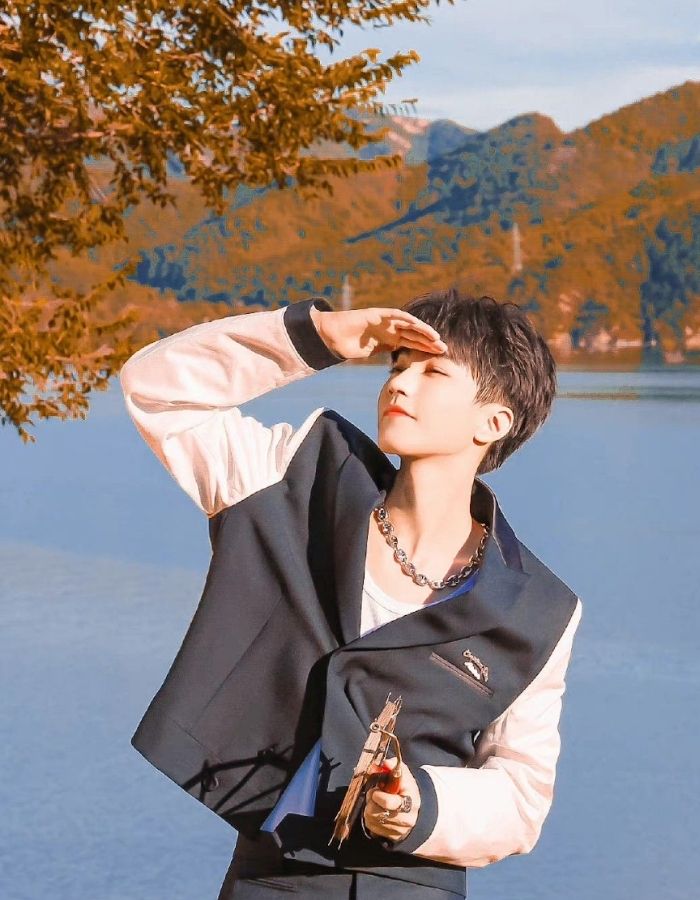 Kiểu tạo dáng che nắng thơ mộng bên hồ nước của chàng trai