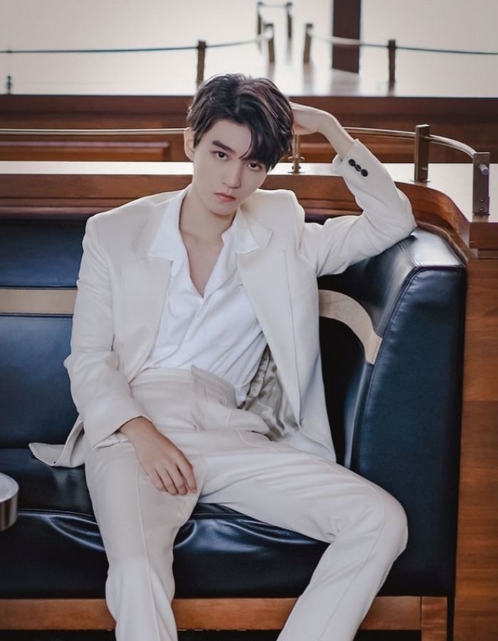 Bức ảnh kỷ yếu nam tạo dáng trong studio concept sang trọng, lịch lãm