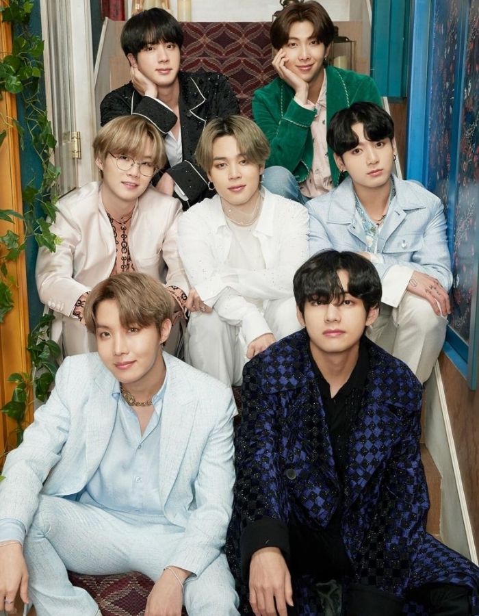 Concept chụp ảnh kỷ yếu trên cầu thang khá thú vị