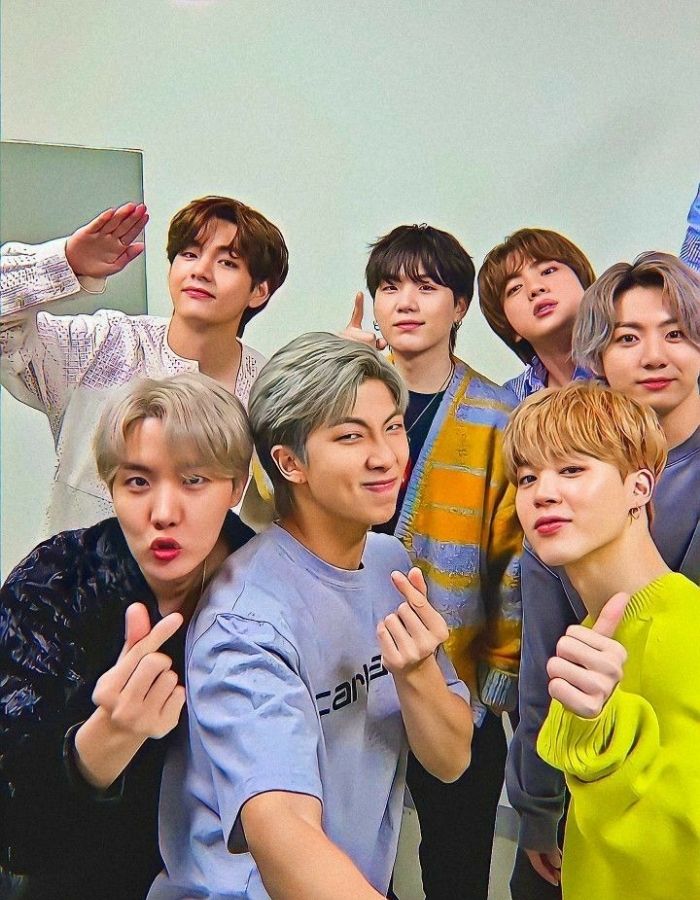 Tạo dáng thả tim đang là hot trend chụp ảnh hiện nay