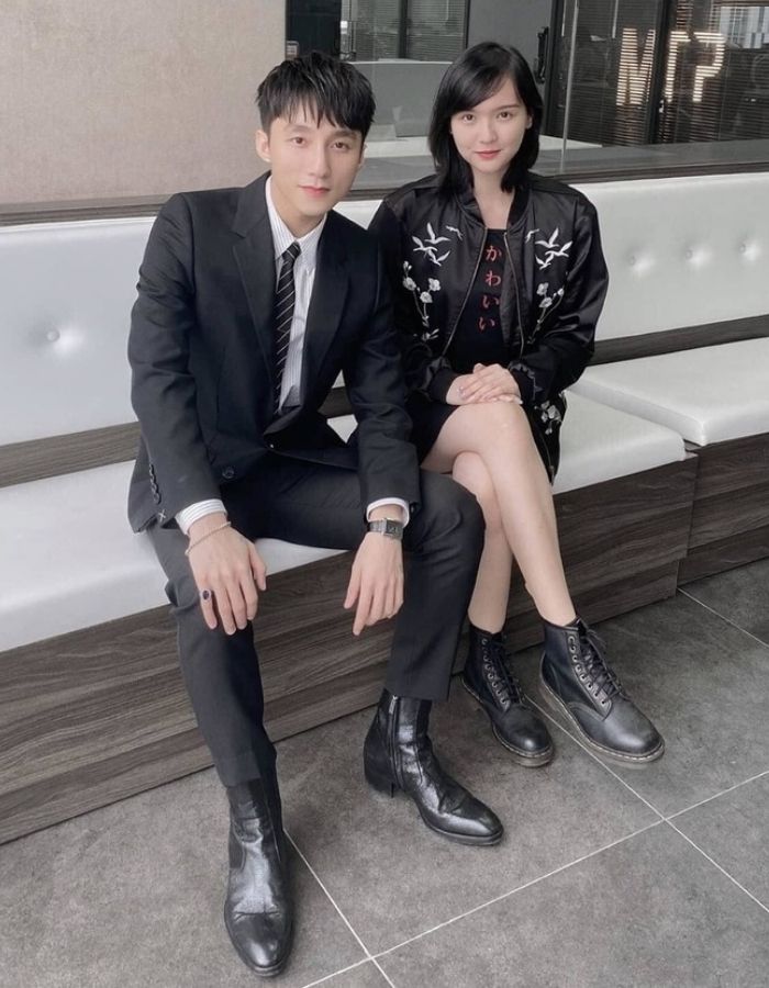 Bức ảnh kỷ yếu của nam sinh tạo dáng cùng cô bạn thân