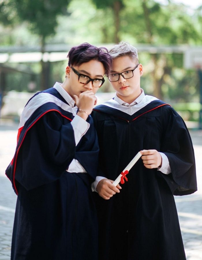 Bức ảnh kỷ yếu cool ngầu của đôi bạn nam