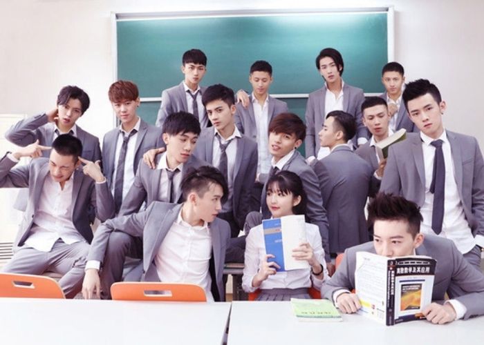 Hội bạn thân chụp ảnh trong lớp học