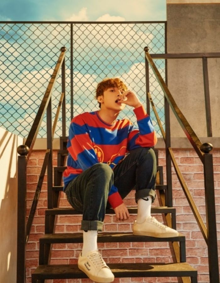 Nam sinh tạo dáng cá tính trên cầu thang