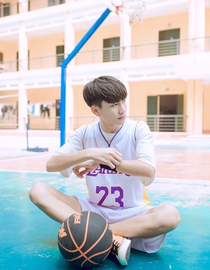 Concept chụp ảnh kỷ yếu nam trên sân bóng rổ