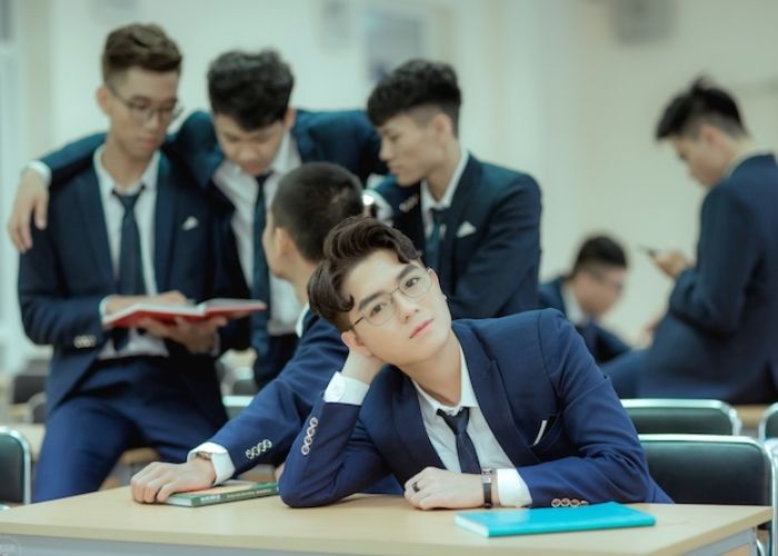 20+ Cách tạo dáng chụp ảnh kỷ yếu nam cực đẹp, hottrend hiện nay