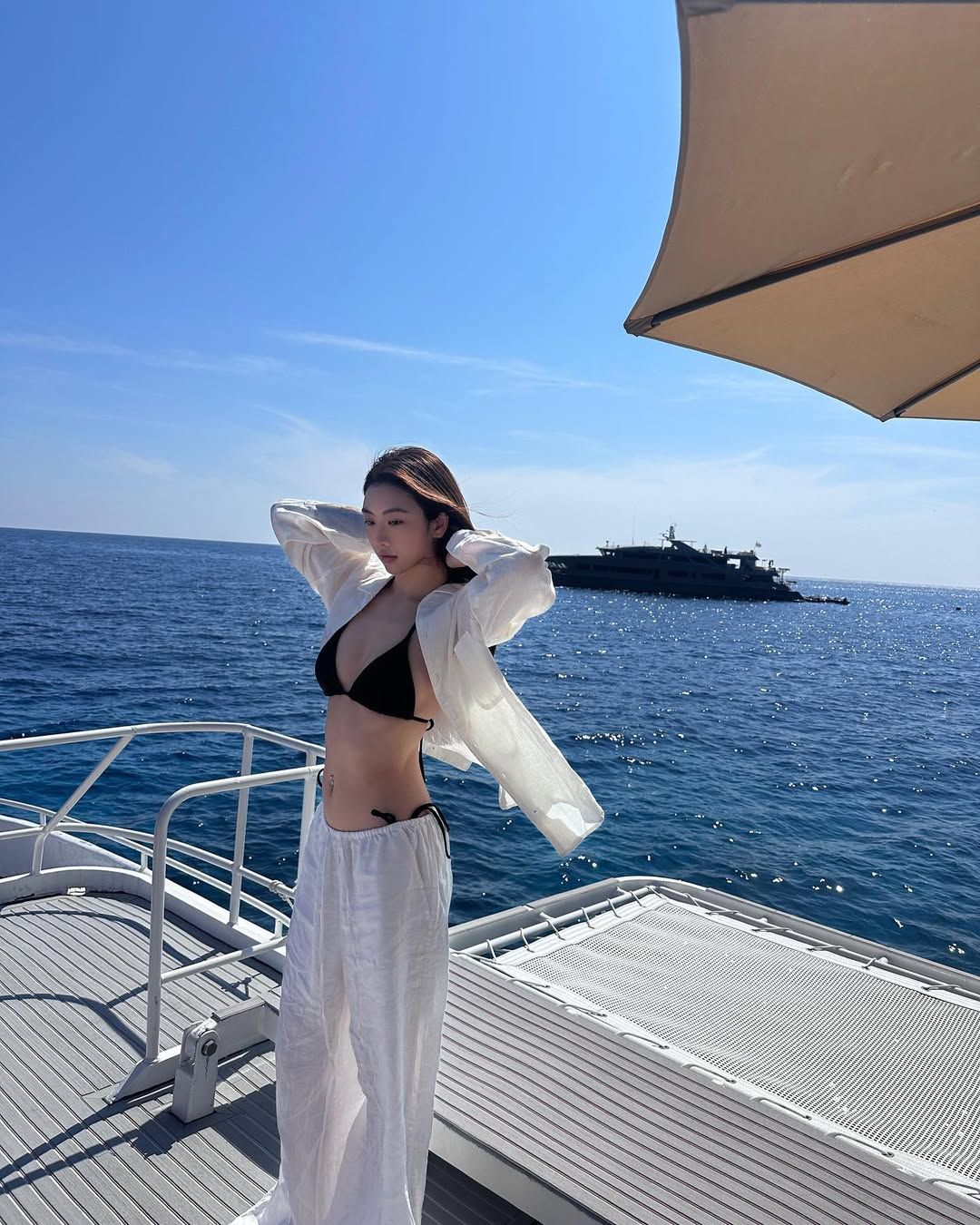 Gió biển thổi bay đi sự ngại ngùng khi tạo dáng