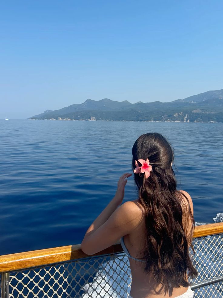 Cứ thả dáng tự nhiên, gió sẽ làm phần còn lại