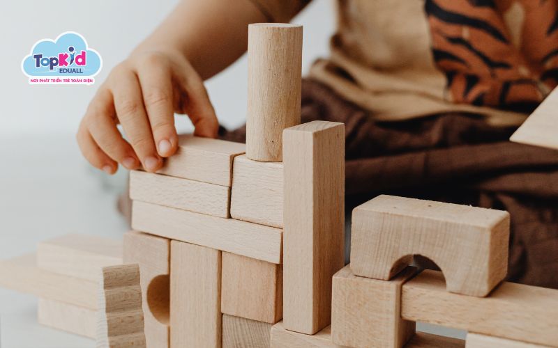 Xây tháp từ hộp giấy và cốc nhựa