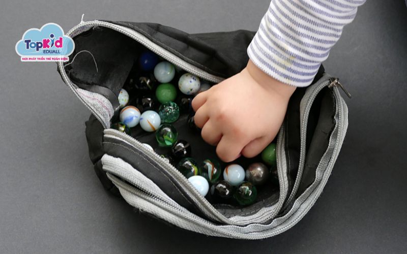 Nhận biết hình khối cơ bản qua vật thể thực tế