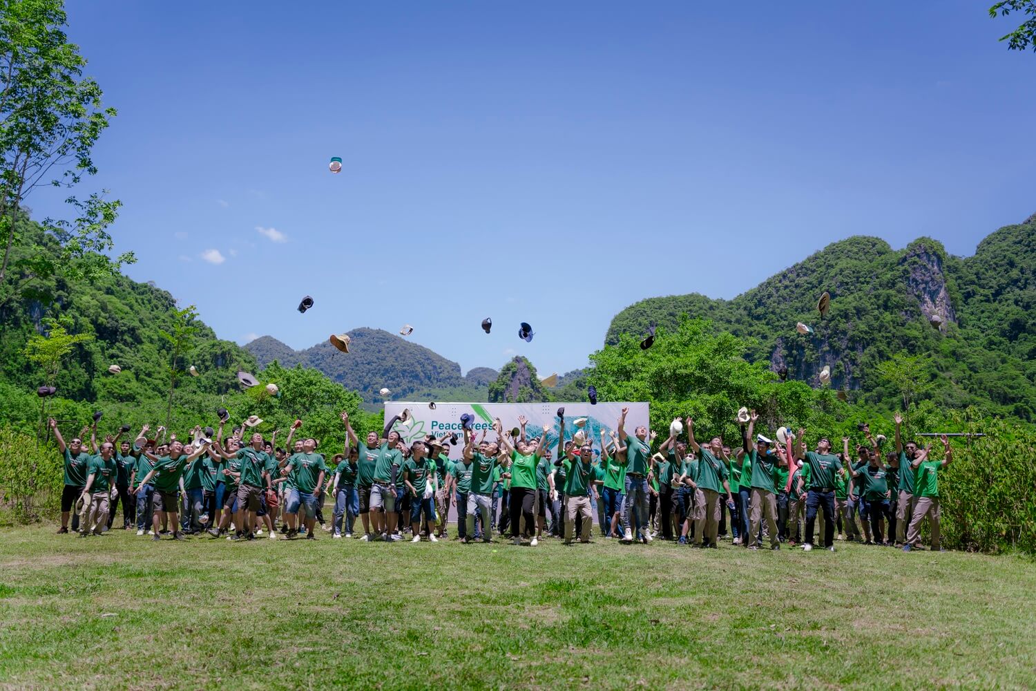 Blue Diamond Retreat là địa điểm lý tưởng để tổ chức team building ngoài trời với đội ngũ chuyên nghiệp, cảnh quan tuyệt đẹp, và dịch vụ tiện nghi